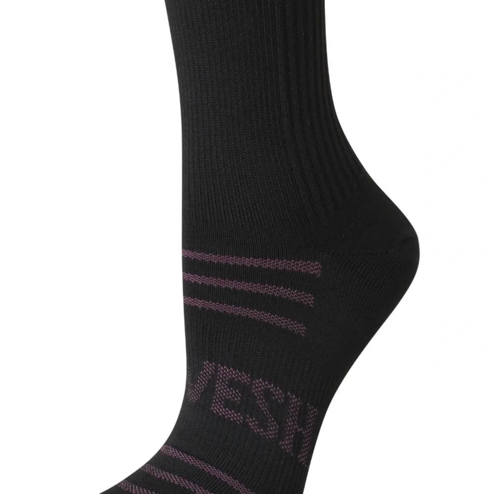 2 Hanes Moves Women Crew Sock, 3-Pack, Fits Shoe Size 5-9